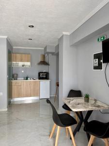 a kitchen and dining room with a table and chairs at Villa Athina BC in Serres