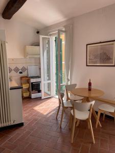 a kitchen and dining room with a table and chairs at luca in Vernazza