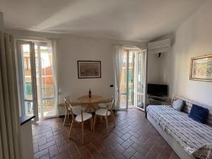 a living room with a table and a couch at luca in Vernazza