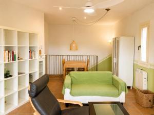 a living room with a couch and a table at Ca la Genoveva in Montsonis
