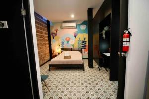 a bedroom with a bed and a painting on the wall at 5.3 Loft • Lobby • Generator • Parking • 2nd Floor in Mayaguez