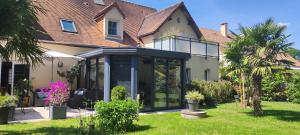 a house with a conservatory in a yard at Jolie maison d'hôtes in Changé
