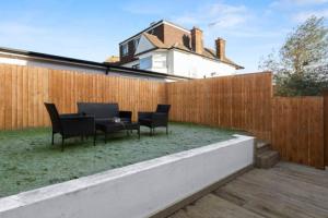a backyard with a table and chairs and a fence at 3BD in Hendon in The Hyde