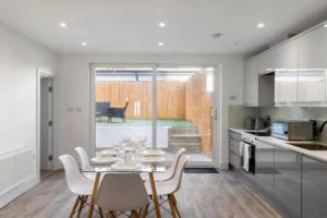 a kitchen and dining room with a table and chairs at 3BD in Hendon in The Hyde