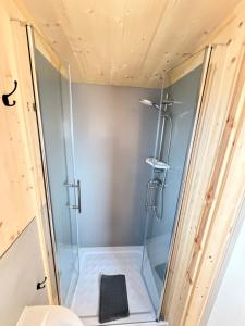 a shower in a tiny house at Tiny Stay Guesthouse - Würzburg in Würzburg +28 photos