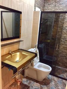 La salle de bains est pourvue d'un lavabo, de toilettes et d'une douche. dans l'établissement Apinsaya House, à Ban Pa Sang (1)