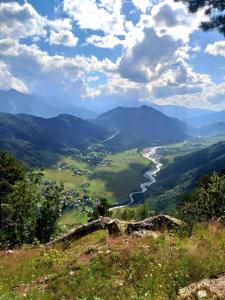 a view of a valley with a river and mountains at noras guesthauze 2026 in Zhabeshi