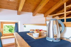 Ein Teekessel steht auf der Küchentheke. in der Unterkunft B&B Arlanch 8 in Vallarsa