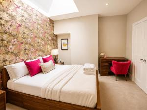 a bedroom with a large bed and a desk at Lucy's Lodge- Most Stylish Apartment On Vibrant Bishy Road with Free Parking in York