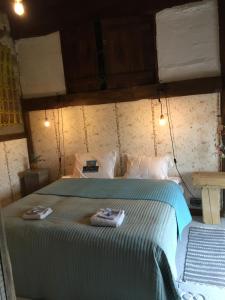 Un dormitorio con una cama con dos toallas encima. en La Bouchère 33, en Meuzac