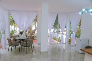 a dining room with a table and chairs at Harmonia - Sunbeha resort, Juan Dolio in Juan Dolio