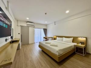 TV a/nebo společenská místnost v ubytování LIMOR hotel + 5 fotografií