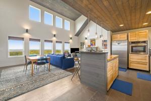 Dapur atau dapur kecil di Blue Ocean Lodge