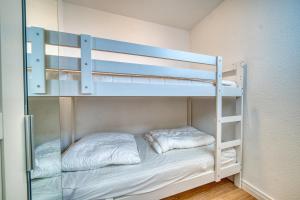 a bunk bed in a room with a bunk bedutenewayangering at Ferienpark - Haus H, App 0H1107 - Apartment Baltic Panorama in Heiligenhafen