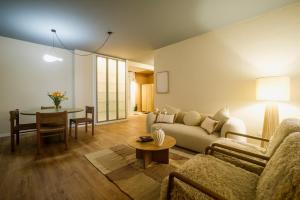 a living room with a couch and a table at Liu' casa vacanze in Ortona