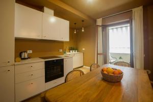 a kitchen with a table with a bowl of fruit on it at Liu' casa vacanze in Ortona