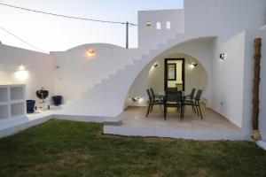 a dining room with a table and chairs in a house at Villa l'olivier in Djerba