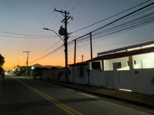 an empty street with a building on the side of the road at Kitnet Céu e mar Saquarema in Saquarema