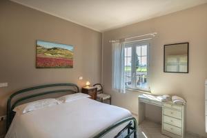 a bedroom with a bed and a window at TORRE QUADRANA in Spello