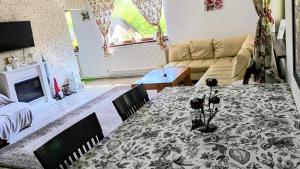 a living room with a table and a couch at Casa Roxana in Pangarati