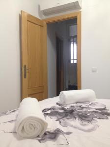 a bedroom with a bed with two towels on it at Apartamento Tres Culturas in Toledo
