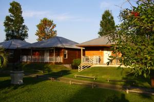 a house with a large yard in front of it at Hotel Spa Posada del Puerto in Gualeguaychú