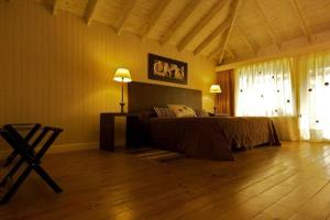 a bedroom with a bed and a table with two lamps at Hotel Spa Posada del Puerto in Gualeguaychú