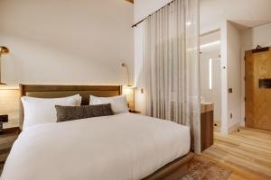 ein Schlafzimmer mit einem großen weißen Bett und einem Fenster in der Unterkunft Rivet House in Athens
