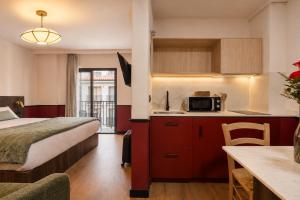 a hotel room with a bed and a kitchen at Casa Lavanda by Blossom Hotels in Granada