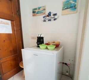 a small refrigerator with two bowls on top of it at La stanza di Giuly in Porto Santo Stefano