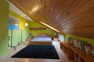 Tempat tidur dalam kamar di Czech Family Home