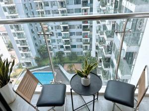 a balcony with a table and chairs and a pool at Minh Anh Apartment 5 in Thôn Văn Dương
