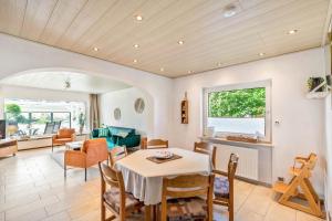 a dining room and living room with a table and chairs at Zipper Burgblick Otzberg Odenwald in Hering