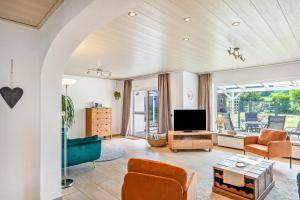 a living room with a couch and a tv at Zipper Burgblick Otzberg Odenwald in Hering