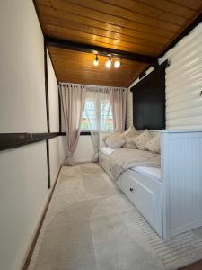 a small bedroom with a bed and a window at Ferienhaus Waldgeflüster in Limbach