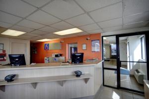 a lobby of a hospital with a waiting room at Motel 6-Council Bluffs, IA - Omaha East in Council Bluffs +27 photos
