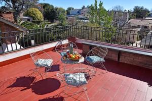 a balcony with chairs and a table with fruit on it at Residencial Garcia in Embalse