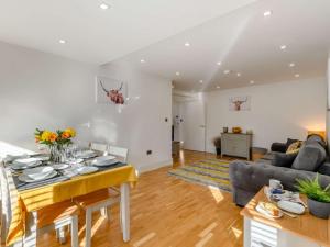 a living room with a table and a couch at 2 Bed in Lyndhurst oc-86768 in Lyndhurst