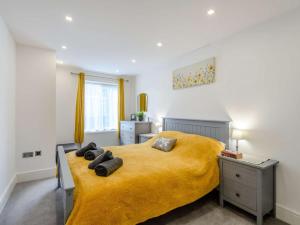 a bedroom with a yellow bed with a yellow blanket at 2 Bed in Lyndhurst oc-86768 in Lyndhurst