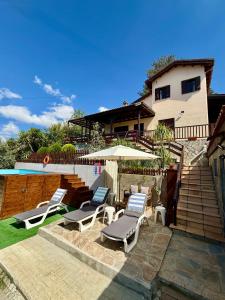 a patio with two lounge chairs and an umbrella at Apokas Country House in Zoopiyi