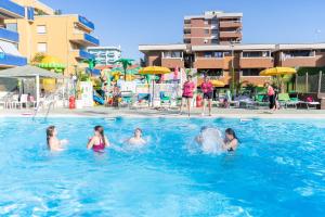 un gruppo di persone in una piscina di Hotel Jumbo a Rimini