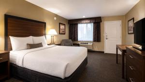 a hotel room with a bed and a television at Best Western John Day Inn in John Day +21 photos