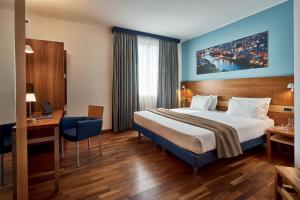 ein Hotelzimmer mit Bett und Schreibtisch in der Unterkunft Best Western Hotel Fiera Verona in Verona + 68 Fotos