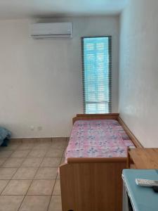 a bedroom with a bed in a room with a window at Studio 170m Plage de Sable, Clim & Parking in Le Barcarès