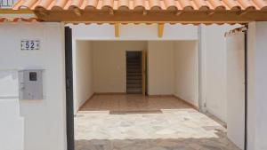 una porta aperta di una casa con pavimento piastrellato di Du Malta a Tiradentes