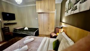a hotel room with a bedroom with a bed at Studio close to Train Station in Larisa