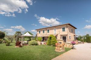 a large house with a lawn in front of it at TORRE QUADRANA in Spello
