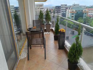 ein Balkon mit Tisch und Stuhl auf einem Balkon in der Unterkunft River Lux in Bacău