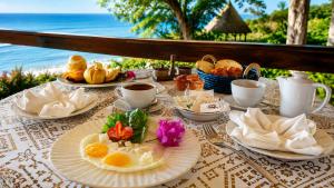 a table with a breakfast of eggs and bread at Manga Soa Lodge in Fascène - Befefika