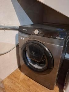 eine Waschmaschine mit offener Tür in einem Zimmer in der Unterkunft FILUTE in Vrbovsko